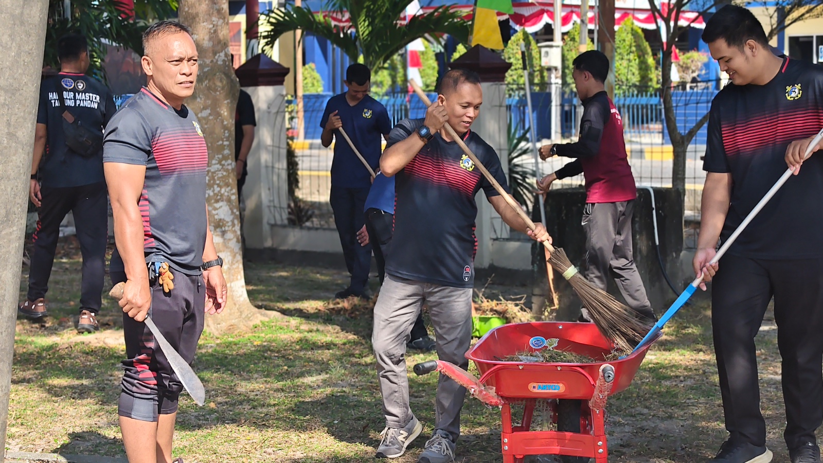 Wujudkan Lingkungan Kerja yang Bersih dan Nyaman, KSOP Kelas IV Tanjung Pandan Laksanakan Kegiatan Kebersihan